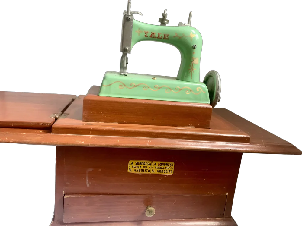 Máquina De Coser Antigua Juguete