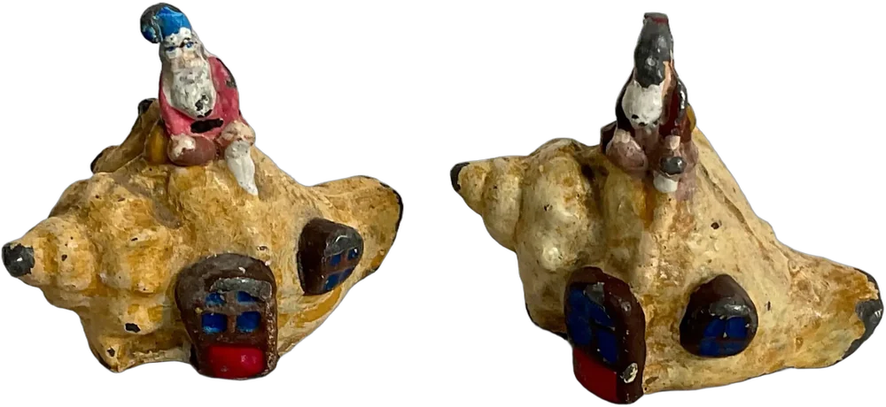 Antiguas Miniaturas Duendes Sobre Caracol Plomo Crema