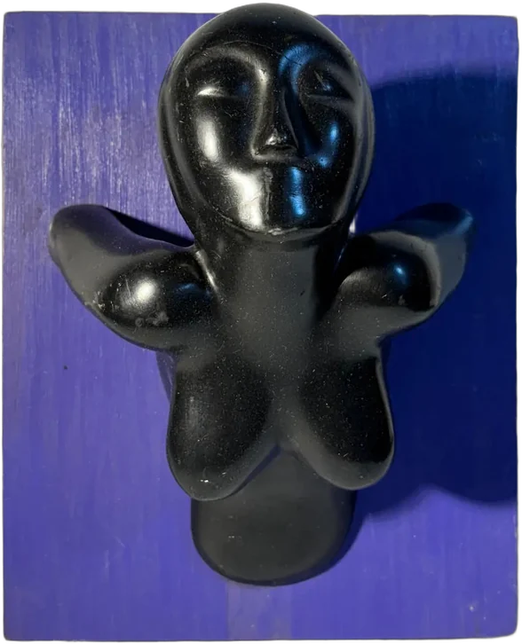 Escultura Abstracta Femenina En Yeso De Pared Violeta Oscuro