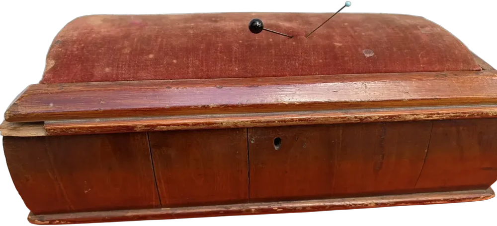 Antiguo Costurero Poblano Con Almohadilla Siglo Xix Rojizo