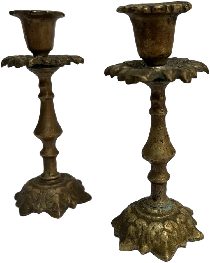 Antiguo Par De Candelabros Con Diseño Ornamental Dorado Oscuro