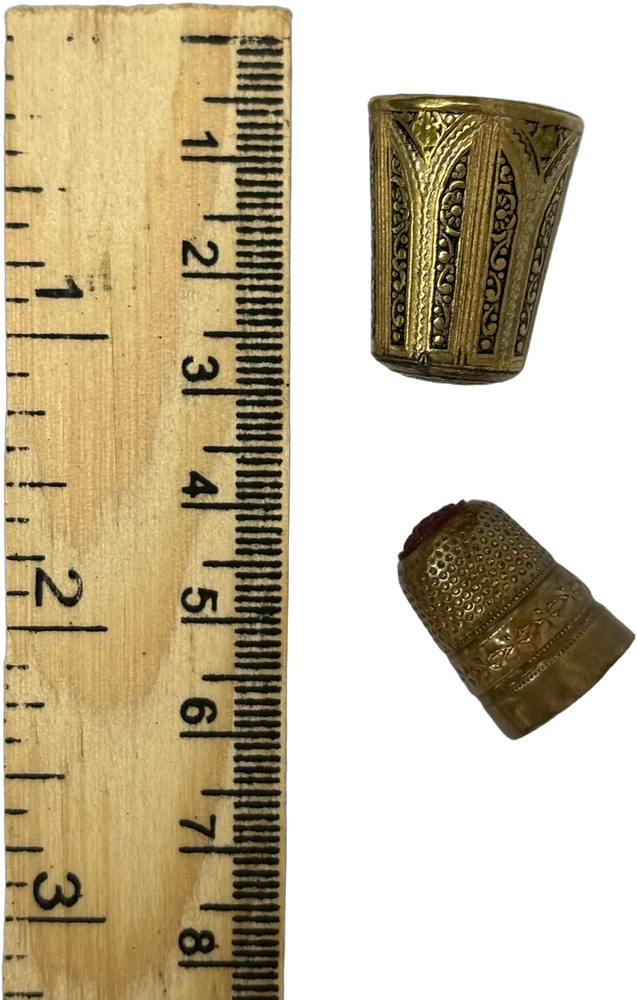 Antiguo Par De Dedales Españoles Latón Dorado Oscuro — imagen 1