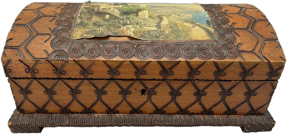 Antigua Cajita De Madera Decorada Con Imagen Marrón Claro Patrones Geométricos E Imagen Escena Rural Europea