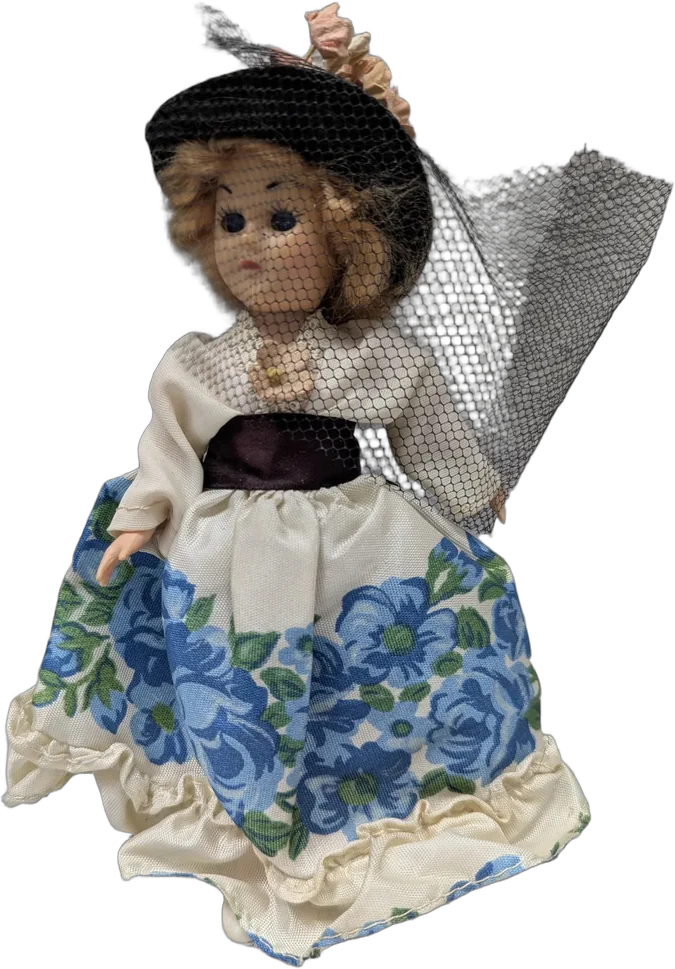 Muñeca Antigua Con Vestido Floral Y Sombrero Con Velo