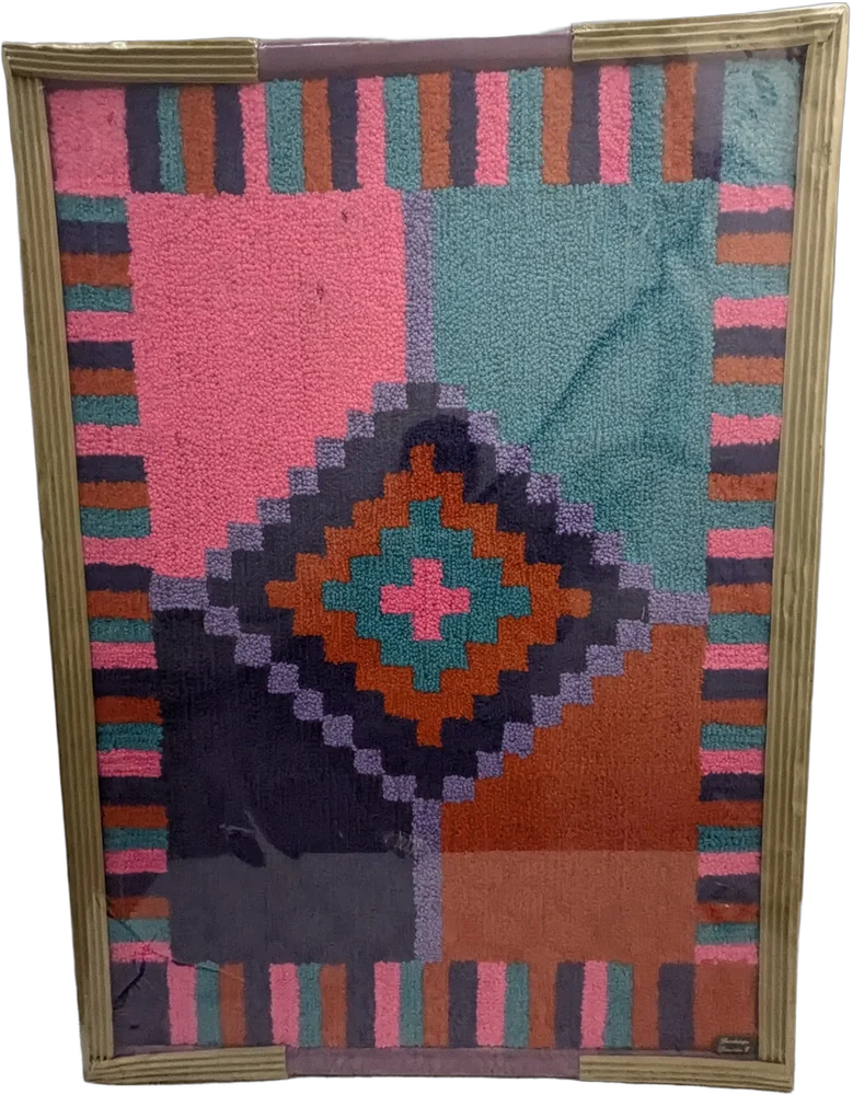 Vintage Tapiz De Lana Con Marco Tejido Guadalupe González E. Multicolor (rosado, Turquesa, Morado, Naranja) Geomã©trico/patrã³n Central En Rombo