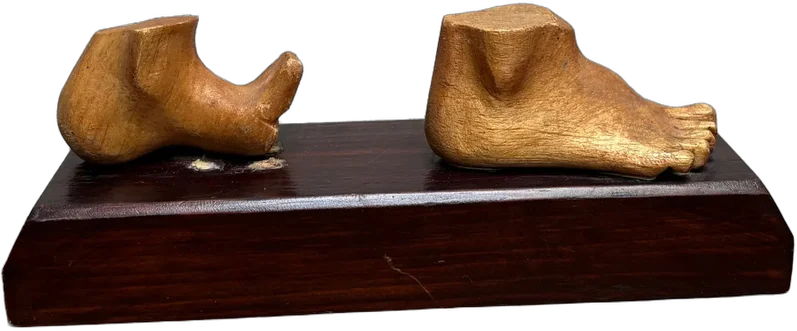 Escultura De Pies O Pasos En Madera Negro