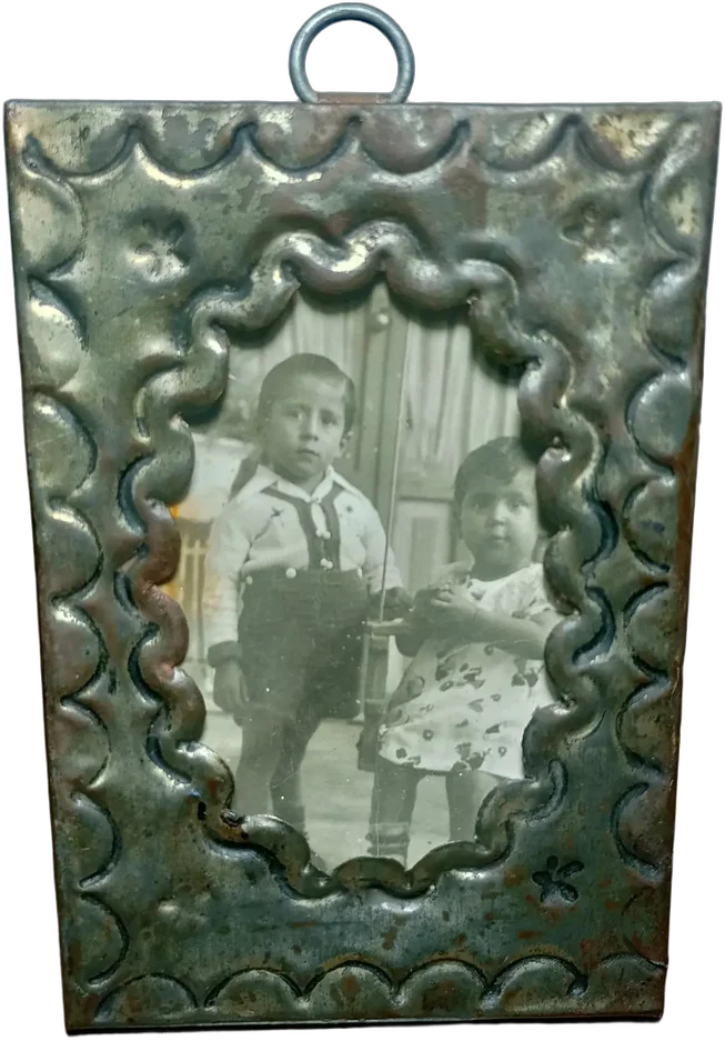 Antiguo Portaretratos De Lamina De Hojalata Con Fotografía Dorado Oscuro Repujado