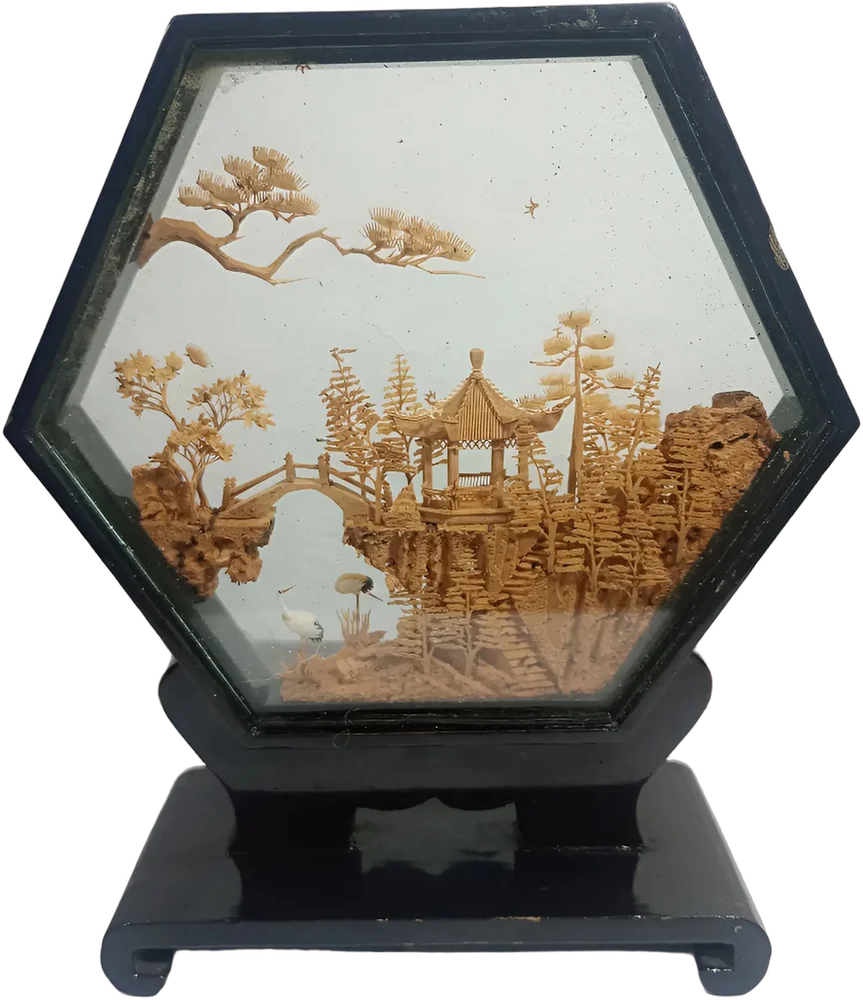 Escultura China Corcho Tallado Hexagonal Base Madera Caqui