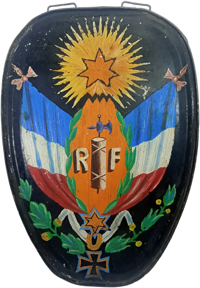 Antiguo Escudo Escolar Francés Hojalata Niño Soldado