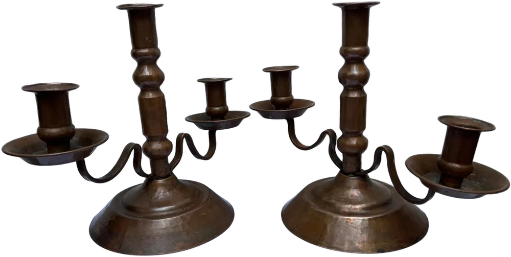 Antiguo Par De Candelabros Cobre Hechos A Mano Y Remachados Cobre