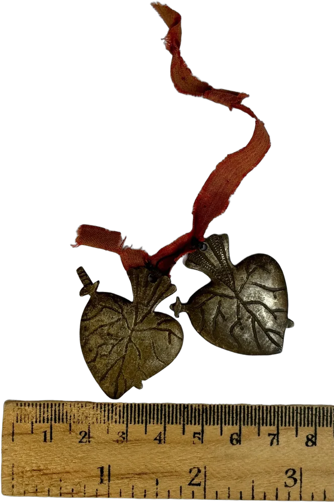 Antiguos Dijes Milagros Corazón Con Espada Dorado Oscuro