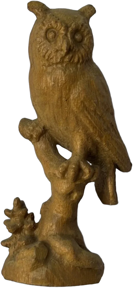 Miniatura Escultura De Un Búho Tallado En Madera Marrón Claro