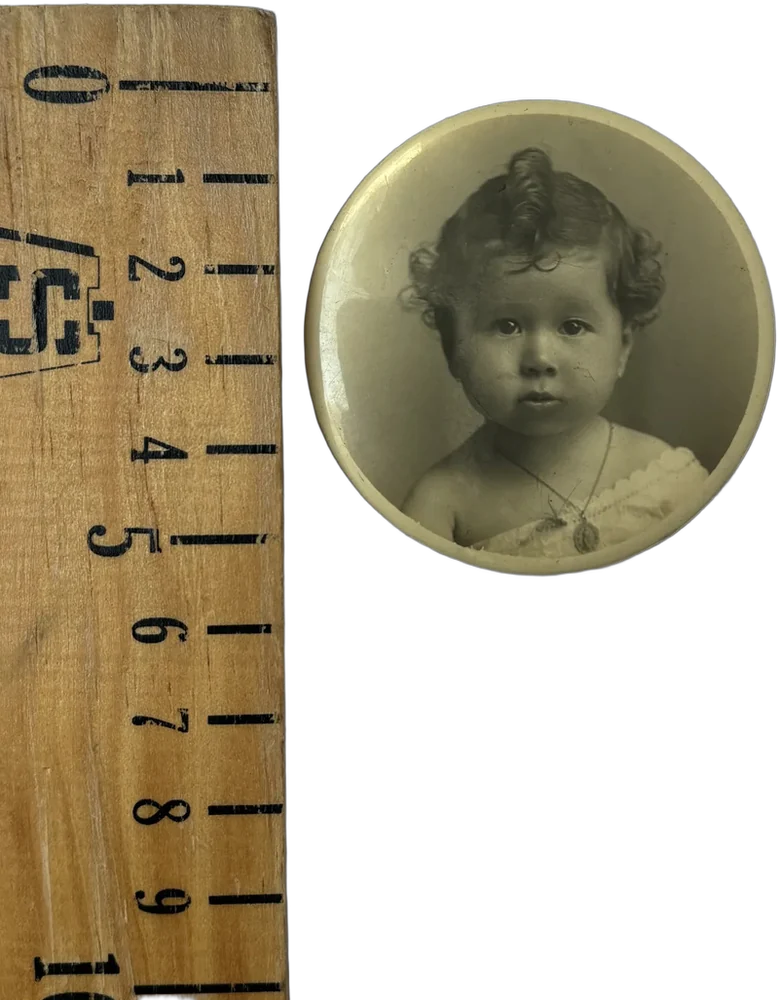 Antigua Fotografía Tipo Foto Botón Niña Bebé