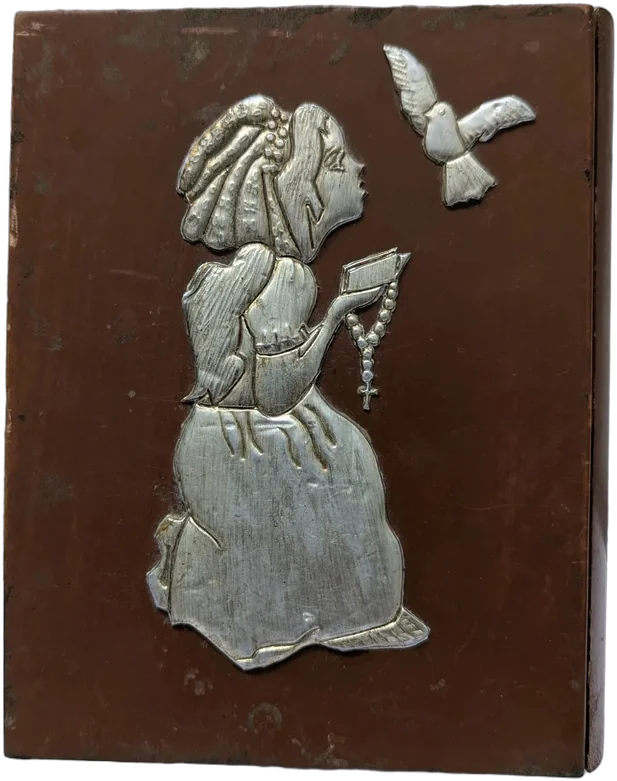 Antiguo Alhajero De Madera Con Relieve De Plata O Alpaca Marrón