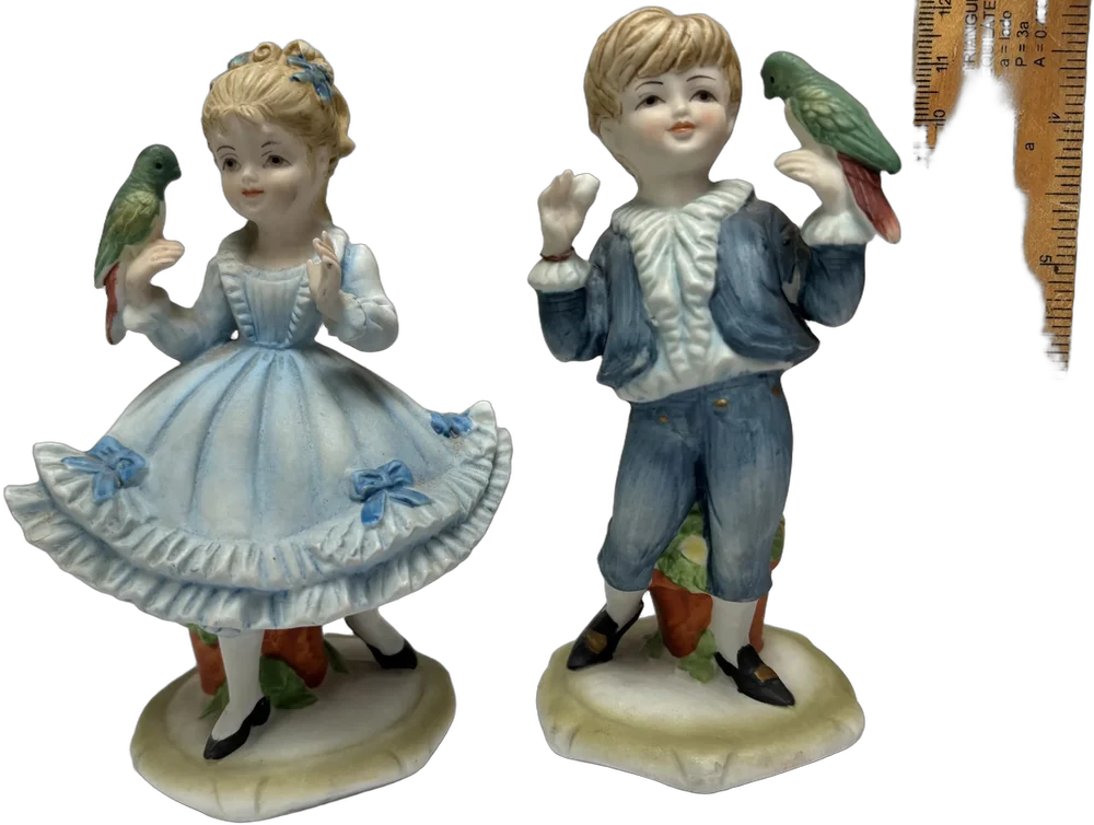 Vintage Par De Figuras De Porcelana Niño Y Niña Con Loros Multicolor